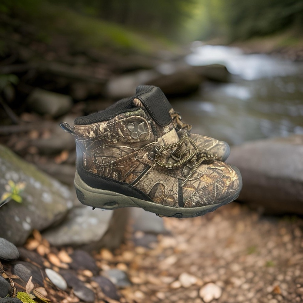 OZARK YOUTH YOUTH SIZE 1 HIKING BOOTS. NEW WITHOUT BOX